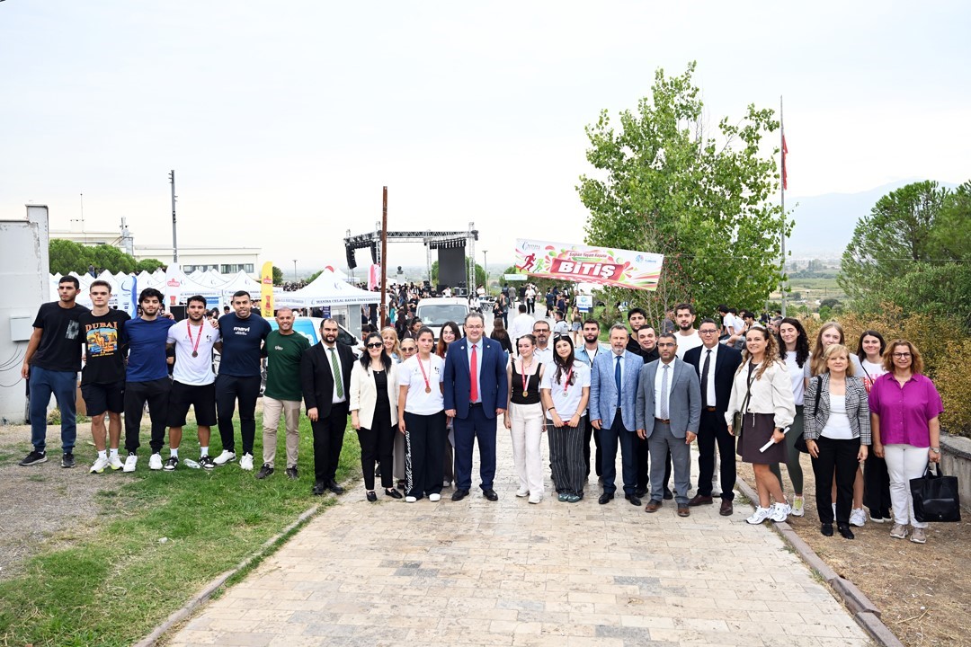 MANİSA CELAL BAYAR ÜNİVERSİTESİ’NDE 2026-2027 AKADEMİK YILININ BAŞLAMASI DOLAYISIYLA DÜZENLENEN "MCBÜ’YE MERHABA’26" ETKİNLİĞİNDE YENİ VE MEVCUT ÖĞRENCİLER BİR ARAYA GELDİ. ŞEHİT PROF. DR. İLHAN VARANK YERLEŞKESİ REKREASYON ALANI’NDAKİ ETKİNLİKTE ÖĞRENCİLER, KAMPÜSÜ KEŞFEDERKEN ÇEŞİTLİ SOSYAL, KÜLTÜREL VE SPORTİF FAALİYETLERE KATILDI.