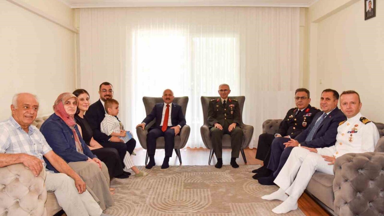 AYDIN VALİSİ OSMAN VAROL VE İL PROTOKOLÜ, 19 EYLÜL GAZİLER GÜNÜ DOLAYISIYLA AĞRI’NIN DOĞUBAYAZIT İLÇESİNDE VATAN GÖREVİ SIRASINDA GAZİ OLAN OĞUZHAN ÇAKIR VE AİLESİNİ ZİYARET ETTİ.