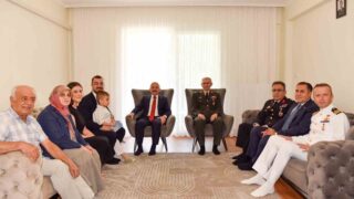 AYDIN VALİSİ OSMAN VAROL VE İL PROTOKOLÜ, 19 EYLÜL GAZİLER GÜNÜ DOLAYISIYLA AĞRI’NIN DOĞUBAYAZIT İLÇESİNDE VATAN GÖREVİ SIRASINDA GAZİ OLAN OĞUZHAN ÇAKIR VE AİLESİNİ ZİYARET ETTİ.