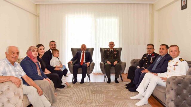 AYDIN VALİSİ OSMAN VAROL VE İL PROTOKOLÜ, 19 EYLÜL GAZİLER GÜNÜ DOLAYISIYLA AĞRI’NIN DOĞUBAYAZIT İLÇESİNDE VATAN GÖREVİ SIRASINDA GAZİ OLAN OĞUZHAN ÇAKIR VE AİLESİNİ ZİYARET ETTİ.