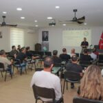 AYDIN SANAYİ ODASI (AYSO) BAŞKANI VE BAŞKAN ADAYI GÖKHAN MARAŞ, SAVUNMA SANAYİSİNE YÖNELİK VAAT ETTİĞİ PROJE ÇERÇEVESİNDE FİRMALARI, SEMİNERDE BULUŞTURARAK İLK ADIMI ATTI. OLDUKÇA VERİMLİ GEÇEN SEMİNERDE AYSO ÜYELERİ, SAVUNMA SANAYİSİNDEKİ ÜRETİM VE TEDARİK ZİNCİRİ KONUSUNDA GENİŞ KAPSAMLI BİLGİLER EDİNEREK SEKTÖRÜ YAKINDAN TANIMA FIRSATI BULDU.