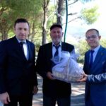 AYDIN’IN KUYUCAK İLÇESİNDE 19 EYLÜL GAZİLER GÜNÜ DOLAYISIYLA DÜZENLENEN PROGRAMDA GAZİLER VE AİLELERİ BİR ARAYA GELDİ. ÇELENK KOYMA TÖRENİNİN ARDINDAN DÜZENLENEN KAHVALTIDA GAZİLERLE SOHBET EDEN KUYUCAK BELEDİYE BAŞKANI UĞUR DOĞANCA, GÜNÜN ANLAM VE ÖNEMİNE İLİŞKİN MESAJLAR VERİRKEN GAZİLERE HEDİYE PLAKETLERİ TAKDİM ETTİ.