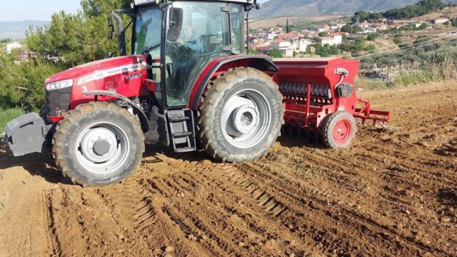 MANİSA’NIN SALİHLİ İLÇESİ TARIM VE ORMAN MÜDÜRLÜĞÜ, ÇİFTÇİLERE TOPRAĞIN VERİMLİLİĞİNİN KORUNMASI VE TARIMSAL ÜRETİMİN SÜRDÜRÜLEBİLİRLİĞİ AÇISINDAN NÖBETLEŞE EKİMİN ÖNEMİNE DİKKAT ÇEKTİ.