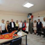 YUNUSEMRE BELEDİYE BAŞKANI SEMİH BALABAN, BELEDİYE BÜNYESİNDE FAALİYET GÖSTEREN KADIN DAYANIŞMA VE EĞİTİM MERKEZLERİNİ ZİYARET EDEREK KURSİYER VE MERKEZİN EĞİTMENLERİYLE BİR ARAYA GELDİ