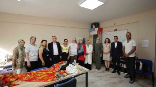 YUNUSEMRE BELEDİYE BAŞKANI SEMİH BALABAN, BELEDİYE BÜNYESİNDE FAALİYET GÖSTEREN KADIN DAYANIŞMA VE EĞİTİM MERKEZLERİNİ ZİYARET EDEREK KURSİYER VE MERKEZİN EĞİTMENLERİYLE BİR ARAYA GELDİ