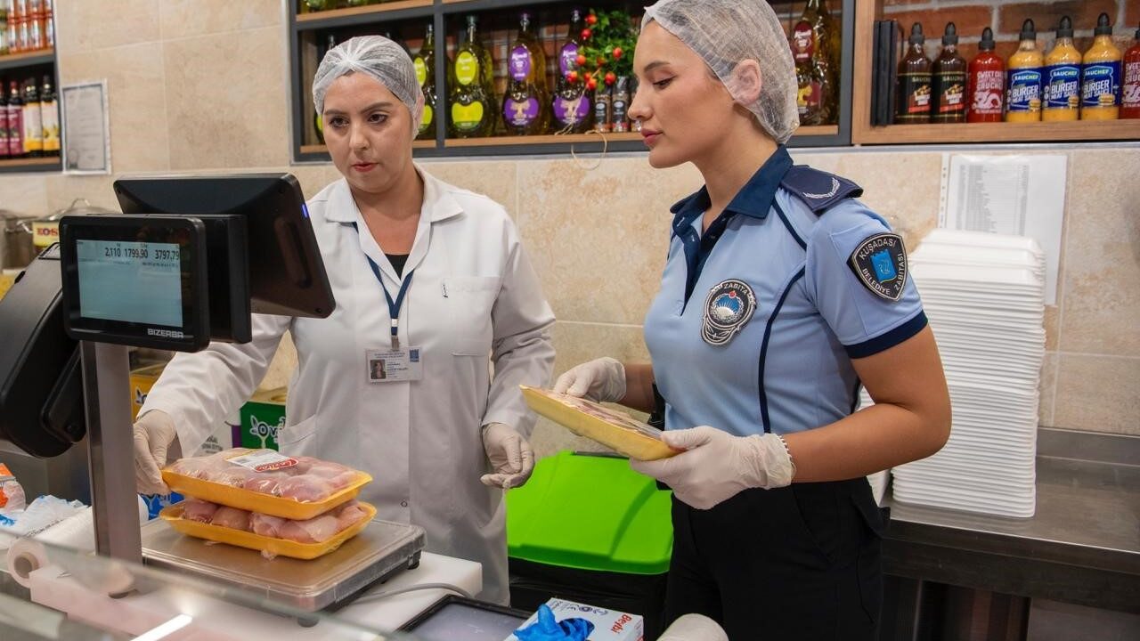 KUŞADASI BELEDİYESİ ZABITA MÜDÜRLÜĞÜ’NE BAĞLI EKİPLER, KENT GENELİNDEKİ ZİNCİR MARKETLERDE KAPSAMLI DENETİMLERİNİ SÜRDÜRÜYOR.