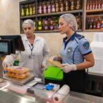 KUŞADASI BELEDİYESİ ZABITA MÜDÜRLÜĞÜ’NE BAĞLI EKİPLER, KENT GENELİNDEKİ ZİNCİR MARKETLERDE KAPSAMLI DENETİMLERİNİ SÜRDÜRÜYOR.