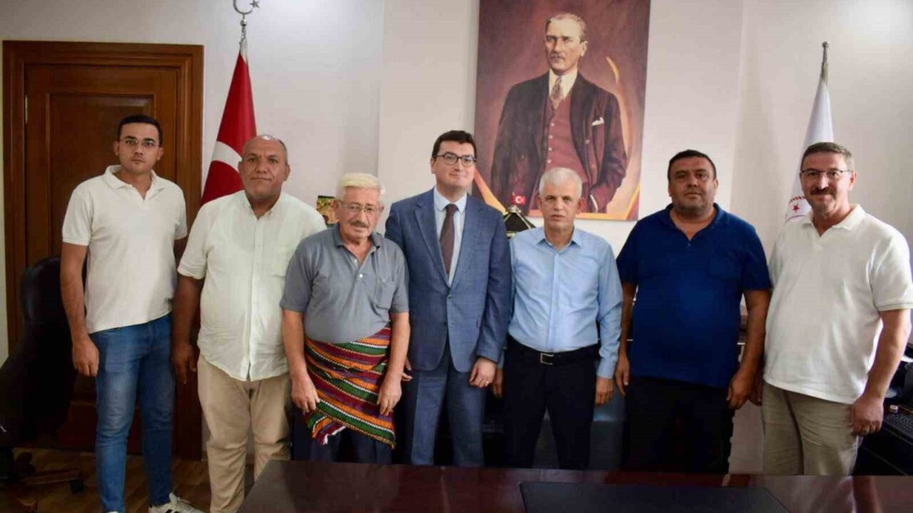 BOZDOĞAN KAYMAKAMI HÜSEYİN ŞAMİL SÖZEN, 39. AHİLİK HAFTASI ETKİNLİKLERİ KAPSAMINDA BOZDOĞAN ESNAF ODASI BAŞKANI DENİZ ÇİFTÇİOĞLU, YAZIKENT ESNAF ODASI BAŞKANI ÜMİT ÇOBAN VE YILIN AHİSİ SEÇİLEN ESNAFLARI MAKAMINDA KABUL ETTİ.
