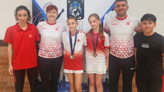 HIRVATİSTAN’DA DÜZENLENEN YOUTH OPEN ULUSLARARASI BADMİNTON TURNUVASI’NDA TÜRKİYE’Yİ TEMSİL EDEN MANİSALI SPORCULAR DEFNE DEMİR VE SİMAY KOCA, 2 BRONZ MADALYA KAZANARAK ÖNEMLİ BİR BAŞARIYA İMZA ATTI.