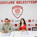 KADINLAR VOLEYBOL 2. LİG’DE YENİ SEZON HAZIRLIKLARINI SÜRDÜREN YUNUSEMRE BELEDİYESPOR, AKHİSARGÜCÜ’NÜN BAŞARILI LİBEROSU ZEYNEP NAZ ALBAYRAK’I KADROSUNA KATTI. SAVUNMA HATTINI GÜÇLENDİREN ALBAYRAK, DÜZENLENEN İMZA TÖRENİYLE KENDİSİNİ YUNUSEMRE BELEDİYESPOR’A BAĞLAYAN SÖZLEŞMEYE İMZA ATTI.