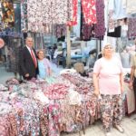 AYDIN’IN İNCİRLİOVA İLÇESİNDE BELEDİYE BAŞKANI AYTEKİN KAYA, PAZARI ZİYARET EDEREK ESNAF VE VATANDAŞLARLA BİR ARAYA GELDİ. PAZAR ALANINDA VATANDAŞLARLA SOHBET EDEN KAYA, GÖRÜŞ, ÖNERİ VE TALEPLERİ DİNLEDİ.