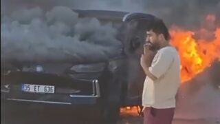 İZMİR'İN TORBALI İLÇESİNDE PARK HALİNDE BULUNAN ELEKTRİKLİ OTOMOBİL BİR ANDA ALEV ALDI. YANGIN SIRASINDA ARAÇTA PEŞ PEŞE PATLAMALAR MEYDANA GELDİ.
