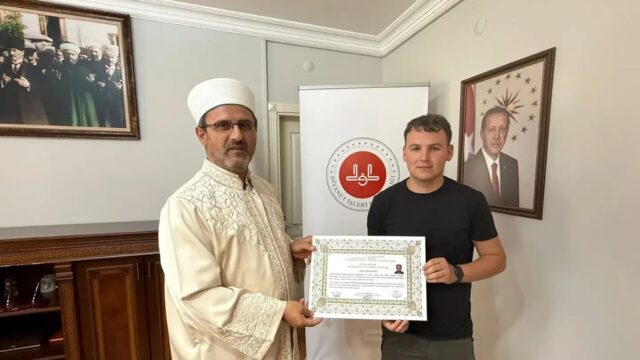 İRLANDA’NIN CORK ŞEHRİNDEN SÖKE’YE GELEN AARON MURRAY, BAYRAM NAMAZINDA ŞAHİT OLDUĞU BİRLİK, BERABERLİK VE KARDEŞLİK ATMOSFERİNDEN ETKİLENEREK İSLAM DİNİNİ ARAŞTIRMAYA BAŞLADI. ARAŞTIRMALARININ ARDINDAN MÜSLÜMAN OLMAYA KARAR VEREN MURRAY, SÖKE İLÇE MÜFTÜLÜĞÜ’NDE DÜZENLENEN İHTİDA MERASİMİNDE KELİME-İ ŞEHADET GETİREREK MÜSLÜMAN OLDU VE "HARUN" İSMİNİ ALDI.