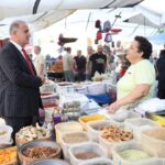 AYDIN’IN İNCİRLİOVA İLÇESİNDE BELEDİYE BAŞKANI AYTEKİN KAYA, PAZARI ZİYARET EDEREK ESNAF VE VATANDAŞLARLA BİR ARAYA GELDİ. PAZAR ALANINDA VATANDAŞLARLA SOHBET EDEN KAYA, GÖRÜŞ, ÖNERİ VE TALEPLERİ DİNLEDİ.