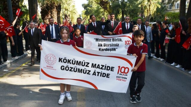 MANİSA'DA 2026-2027 EĞİTİM ÖĞRETİM YILI BAŞLADI. MANİSA’DA 270 BİN 12 ÖĞRENCİ, 20 BİN 438 ÖĞRETMEN İÇİN 1.176 OKUL/KURUMDA YENİ EĞİTİM ÖĞRETİM DÖNEMİ BAŞLADI.