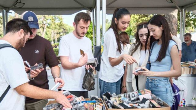 İZKİTAP-8. İZMİR KİTAP FUARI, İLK GÜNÜNDE BİNLERCE KİTAPSEVERİ KÜLTÜRPARK'TA BULUŞTURDU.