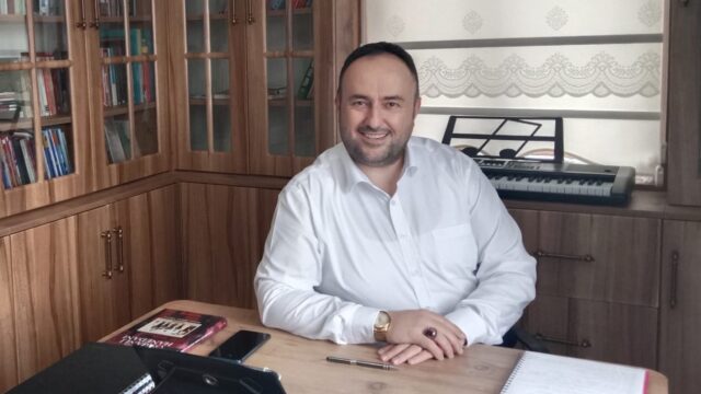 DÜŞÜNCE ROTASI DERNEĞİ GENEL BAŞKANI FATİH KÖSE, MOTORİN FİYATININ 100 TL’Yİ AŞMASININ BAŞTA TARIM VE ÜRETİM OLMAK ÜZERE ULAŞIM VE LOJİSTİK MALİYETLERİNİ ARTIRACAĞINI BELİRTEREK, AKARYAKITTA VERGİ YÜKÜNÜN HAFİFLETİLMESİ VE ÜRETİCİYİ DESTEKLEYECEK MEKANİZMALARIN HAYATA GEÇİRİLMESİ ÇAĞRISINDA BULUNDU.