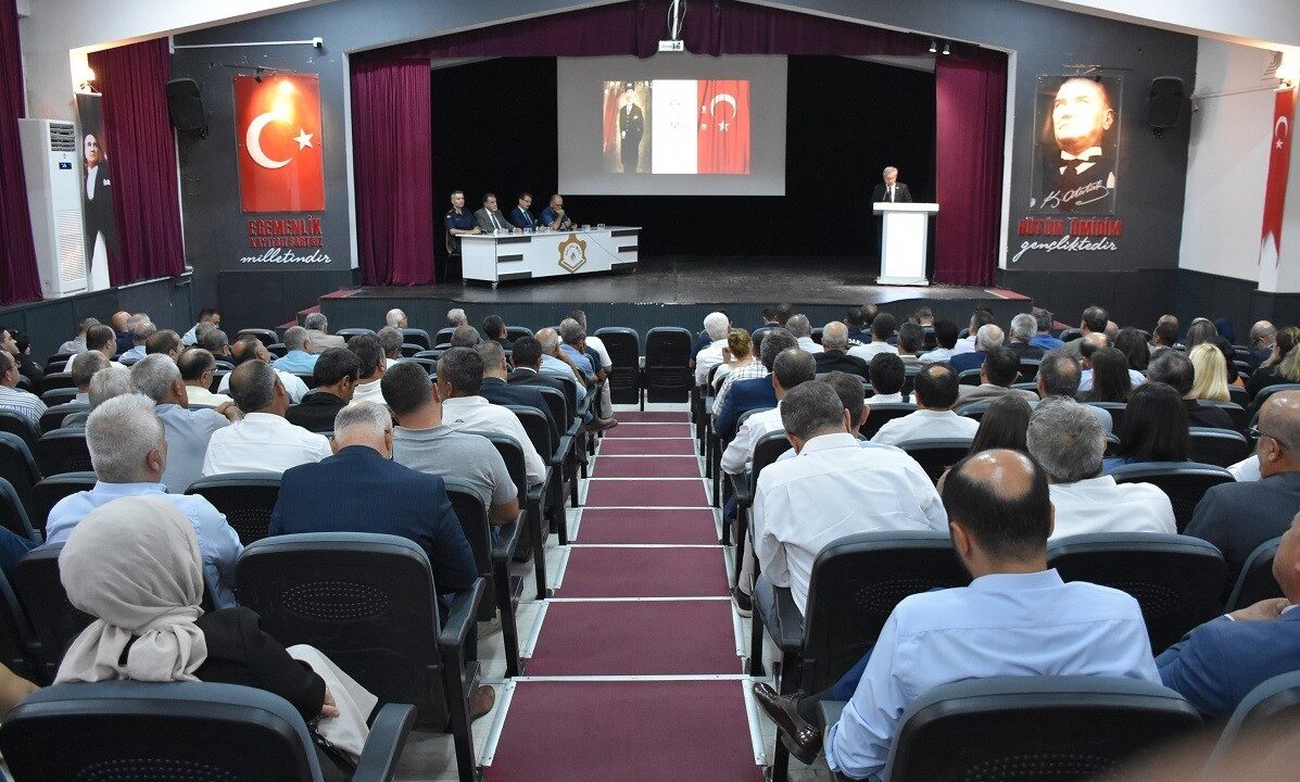 MANİSA’NIN SALİHLİ İLÇESİNDE 2026-2027 EĞİTİM-ÖĞRETİM YILININ HUZUR VE GÜVEN ORTAMI İÇERİSİNDE GEÇİRİLMESİ AMACIYLA, KAYMAKAM ALİ GÜLDOĞAN BAŞKANLIĞINDA "GÜVENLİ EĞİTİM TOPLANTISI" GERÇEKLEŞTİRİLDİ. TOPLANTIDA ÖĞRENCİLERİN GÜVENLİĞİ, OKUL ÇEVRELERİ, SERVİS ARAÇLARI VE DENETİMLER ELE ALINDI.