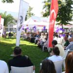 YUNUSEMRE BELEDİYESİ, 21 EYLÜL DÜNYA ALZHEİMER GÜNÜ KAPSAMINDA DÜZENLEDİĞİ PANEL VE ETKİNLİKLE ALZHEİMER HASTALIĞINA YÖNELİK TOPLUMSAL FARKINDALIĞIN ARTIRILMASINA KATKI SUNDU. UZMANLARIN HASTALIK VE KORUNMA YÖNTEMLERİ HAKKINDA BİLGİ VERDİĞİ PROGRAMDA KATILIMCILAR BİRLİKTE EGZERSİZ YAPTI.