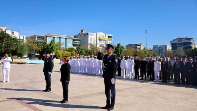 19 EYLÜL GAZİLER GÜNÜ DOLAYISIYLA CUMHURİYET KENT MEYDANI’NDA GERÇEKLEŞTİRİLEN ÇELENK SUNMA TÖRENİNE DİDİM İLÇE PROTOKOLÜ TAM KADRO KATILDI. TÖRENİN ARDINDAN DİDİM BELEDİYESİ TARAFINDAN DÜZENLENEN KAHVALTI PROGRAMINDA BAŞKAN HATİCE GENÇAY, DİDİMLİ GAZİLERLE BİR ARAYA GELDİ.