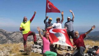 MUĞLALI DAĞCILAR BİN 745 RAKIMLI AYIÇTU ZİRVESİ’NDE GAZİLER GÜNÜ ANISINA BAYRAK DALGALANDIRDILAR
