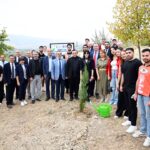 MANİSA CELAL BAYAR ÜNİVERSİTESİ (MCBÜ), YÜKSEKÖĞRETİM KURULUNUN COP31 ÇAĞRISI KAPSAMINDA SÜRDÜRÜLEBİLİRLİK VE İKLİM DEĞİŞİKLİĞİ ODAKLI ÇALIŞMALARINI ARTIRMAK AMACIYLA "KAMPÜSTEN GELECEĞE İLERİ DÖNÜŞÜM: MCBÜ COP31 YOLUNDA SIFIR ATIK VE GENÇLİK FARKINDALIK HAREKETİ" PROJESİNİ HAYATA GEÇİRDİ.