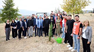 MANİSA CELAL BAYAR ÜNİVERSİTESİ (MCBÜ), YÜKSEKÖĞRETİM KURULUNUN COP31 ÇAĞRISI KAPSAMINDA SÜRDÜRÜLEBİLİRLİK VE İKLİM DEĞİŞİKLİĞİ ODAKLI ÇALIŞMALARINI ARTIRMAK AMACIYLA "KAMPÜSTEN GELECEĞE İLERİ DÖNÜŞÜM: MCBÜ COP31 YOLUNDA SIFIR ATIK VE GENÇLİK FARKINDALIK HAREKETİ" PROJESİNİ HAYATA GEÇİRDİ.