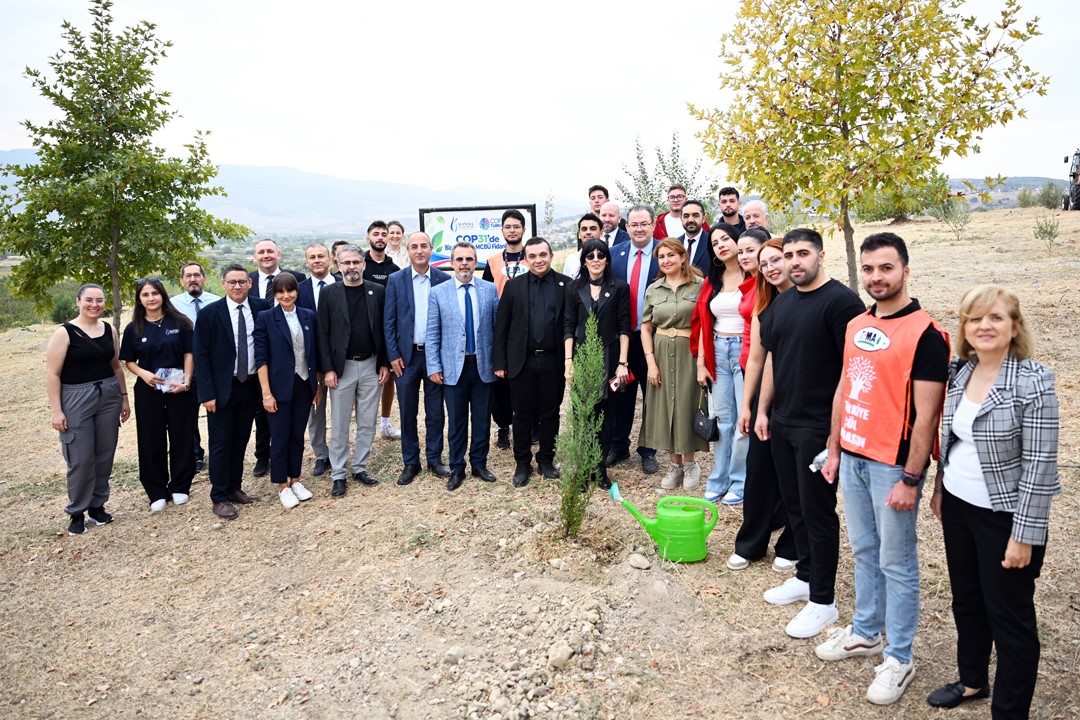 MANİSA CELAL BAYAR ÜNİVERSİTESİ (MCBÜ), YÜKSEKÖĞRETİM KURULUNUN COP31 ÇAĞRISI KAPSAMINDA SÜRDÜRÜLEBİLİRLİK VE İKLİM DEĞİŞİKLİĞİ ODAKLI ÇALIŞMALARINI ARTIRMAK AMACIYLA "KAMPÜSTEN GELECEĞE İLERİ DÖNÜŞÜM: MCBÜ COP31 YOLUNDA SIFIR ATIK VE GENÇLİK FARKINDALIK HAREKETİ" PROJESİNİ HAYATA GEÇİRDİ.
