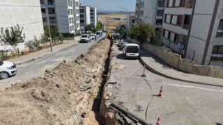 MASKİ GENEL MÜDÜRLÜĞÜ, YUNUSEMRE İLÇESİNE BAĞLI AKGEDİK MAHALLESİ TOKİ BÖLGESİNDE VATANDAŞLARIN SU SIKINTISI YAŞAMAMASI ADINA SONDAJ ÇALIŞMASI VE HAT YENİLEME ÇALIŞMASI GERÇEKLEŞTİRDİ. BÖLGEDE İKİ YENİ SONDAJ AÇILARAK İÇME SUYU SİSTEMİNE DAHİL EDİLİRKEN, MEVCUT İÇME SUYU HATLARININ BİR BÖLÜMÜNDE DE YENİLEME ÇALIŞMASI GERÇEKLEŞTİRİLDİ.