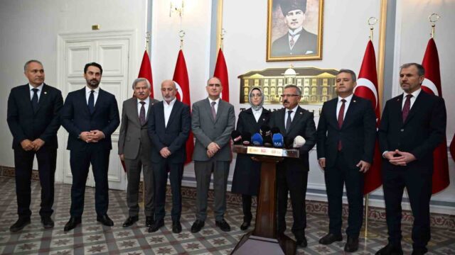 TBMM OKUL SALDIRILARININ NEDENLERİNİ ARAŞTIRMA KOMİSYONU, MANİSA’NIN TURGUTLU İLÇESİNDE OKUL YAKININDA MEYDANA GELEN VE 11 ÖĞRENCİNİN YARALANDIĞI SİLAHLI SALDIRININ ARDINDAN KENTTE İNCELEMELERDE BULUNMAK ÜZERE MANİSA’YA GELDİ.