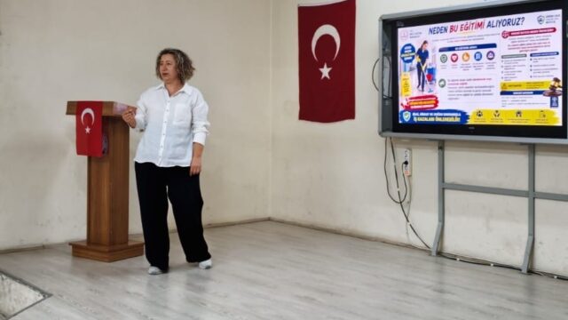 İŞ GÜVENLİĞİ UZMANI TUBA DOĞRU TARAFINDAN VERİLEN EĞİTİMDE, VİDEO GÖSTERİMLERİ EŞLİĞİNDE İŞ KAZALARININ ÖNLENMESİ, ÇALIŞMA SIRASINDA ALINMASI GEREKEN GÜVENLİK TEDBİRLERİ VE İŞ SAĞLIĞI KONULARINDA BİLGİLER AKTARILDI. EĞİTİMİN SONUNDA KATILIMCILARIN SORULARI DA TUBA DOĞRU TARAFINDAN YANITLANDI.