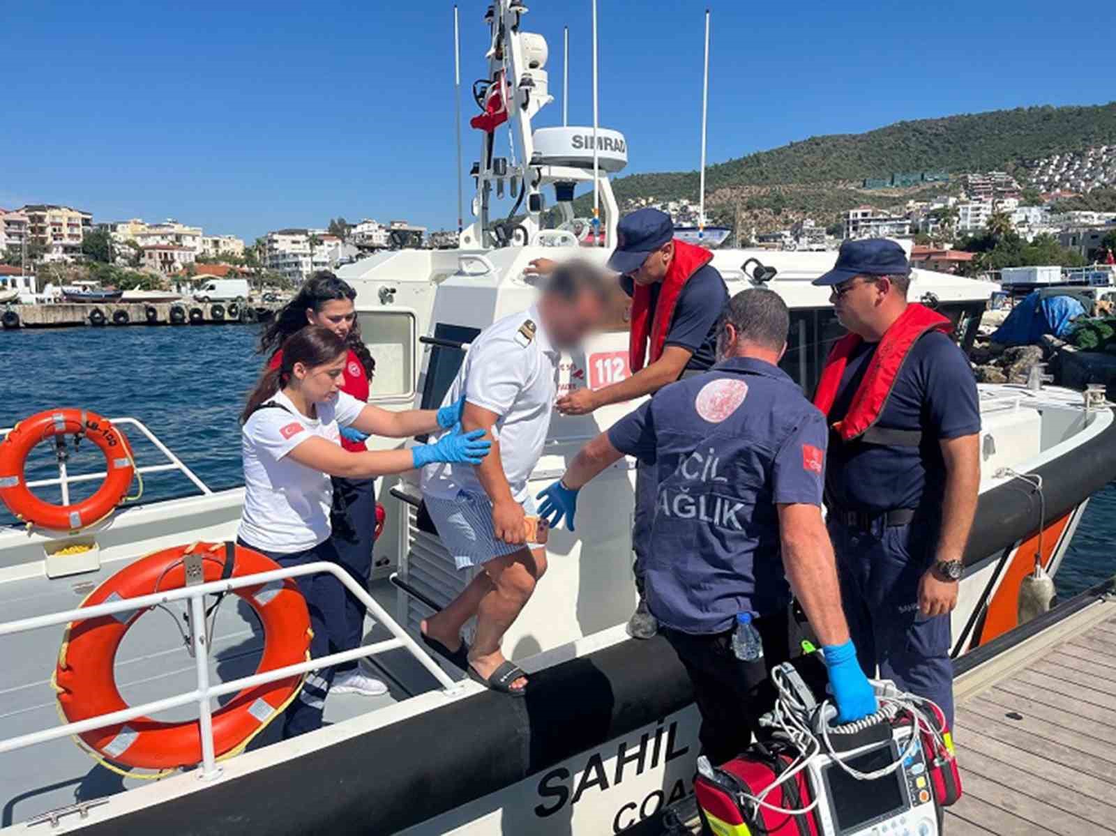 Ticari yatta rahatsızlan vatandaşı Sahil Güvenlik tahliye gerçekleştirdi