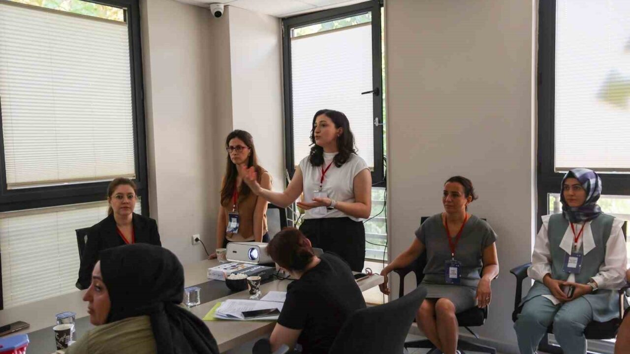 EFELER BELEDİYESİ OTİZM YAŞAM MERKEZİ’NDE YÜRÜTÜLEN PROJE KAPSAMINDA, BESLENME VE DUYUSAL SORUNLAR YAŞAYAN 2-5 YAŞ ARASINDAKİ OTİZMLİ ÇOCUKLARIN EBEVEYNLERİNE FARKLI DİSİPLİNLERDEN UZMANLAR TARAFINDAN EĞİTİM VERİLİYOR.