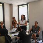EFELER BELEDİYESİ OTİZM YAŞAM MERKEZİ’NDE YÜRÜTÜLEN PROJE KAPSAMINDA, BESLENME VE DUYUSAL SORUNLAR YAŞAYAN 2-5 YAŞ ARASINDAKİ OTİZMLİ ÇOCUKLARIN EBEVEYNLERİNE FARKLI DİSİPLİNLERDEN UZMANLAR TARAFINDAN EĞİTİM VERİLİYOR.