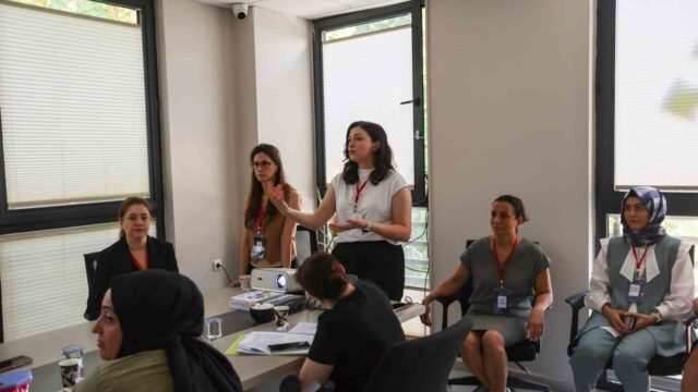 EFELER BELEDİYESİ OTİZM YAŞAM MERKEZİ’NDE YÜRÜTÜLEN PROJE KAPSAMINDA, BESLENME VE DUYUSAL SORUNLAR YAŞAYAN 2-5 YAŞ ARASINDAKİ OTİZMLİ ÇOCUKLARIN EBEVEYNLERİNE FARKLI DİSİPLİNLERDEN UZMANLAR TARAFINDAN EĞİTİM VERİLİYOR.