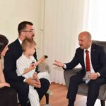 AYDIN VALİSİ OSMAN VAROL VE İL PROTOKOLÜ, 19 EYLÜL GAZİLER GÜNÜ DOLAYISIYLA AĞRI’NIN DOĞUBAYAZIT İLÇESİNDE VATAN GÖREVİ SIRASINDA GAZİ OLAN OĞUZHAN ÇAKIR VE AİLESİNİ ZİYARET ETTİ.