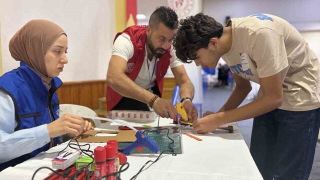 AYDIN’DA GENÇLERİN TEKNOLOJİ ALANINDAKİ YETENEKLERİNİ GELİŞTİRMEYİ AMAÇLAYAN DENEYAP TEKNOLOJİ ATÖLYELERİ KAPSAMINDA DÜZENLENEN UYGULAMA SINAVI TAMAMLANDI.
