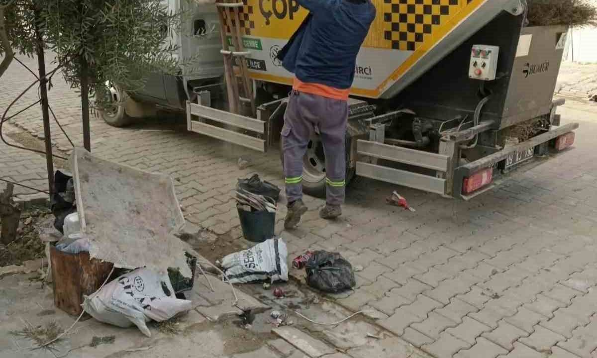 GERMENCİK BELEDİYESİ, ÇÖP KONTEYNERLERİNİN ÇEVRESİNE MOBİLYA, ESKİ EV EŞYASI VE EVSEL ATIK BIRAKILMAMASI KONUSUNDA VATANDAŞLARI UYARDI.