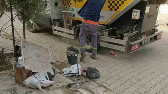GERMENCİK BELEDİYESİ, ÇÖP KONTEYNERLERİNİN ÇEVRESİNE MOBİLYA, ESKİ EV EŞYASI VE EVSEL ATIK BIRAKILMAMASI KONUSUNDA VATANDAŞLARI UYARDI.