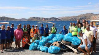 MUĞLA BÜYÜKŞEHİR BELEDİYESİ, PLASTİK ATIKLARIN DENİZ VE KIYILARDA OLUŞTURDUĞU KİRLİLİĞE DİKKAT ÇEKMEK AMACIYLA MARMARİS SÖĞÜT’TE KIYI TEMİZLİĞİ ÇALIŞMASI GERÇEKLEŞTİRDİ.
