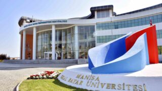 MANİSA CELAL BAYAR ÜNİVERSİTESİ (MCBÜ), ÜNİVERSİTELERİN SÜRDÜRÜLEBİLİRLİK PERFORMANSLARINI DEĞERLENDİREN GREENMETRİC 2026 DÜNYA ÜNİVERSİTELERİ SIRALAMASI’NDA YÜKSELİŞİNİ SÜRDÜRDÜ. MCBÜ, DÜNYA SIRALAMASINDA 340’INCI SIRADAN 315’İNCİ SIRAYA, TÜRKİYE SIRALAMASINDA İSE 36’NCI SIRADAN 33’ÜNCÜ SIRAYA YÜKSELDİ.