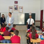 AYDIN’IN SULTANHİSAR İLÇESİNDE KAYMAKAM ALİ EKBER ATEŞ, İNCEALAN İLKOKULU’NU ZİYARET EDEREK ÖĞRENCİLER VE ÖĞRETMENLERLE BİR ARAYA GELDİ.
