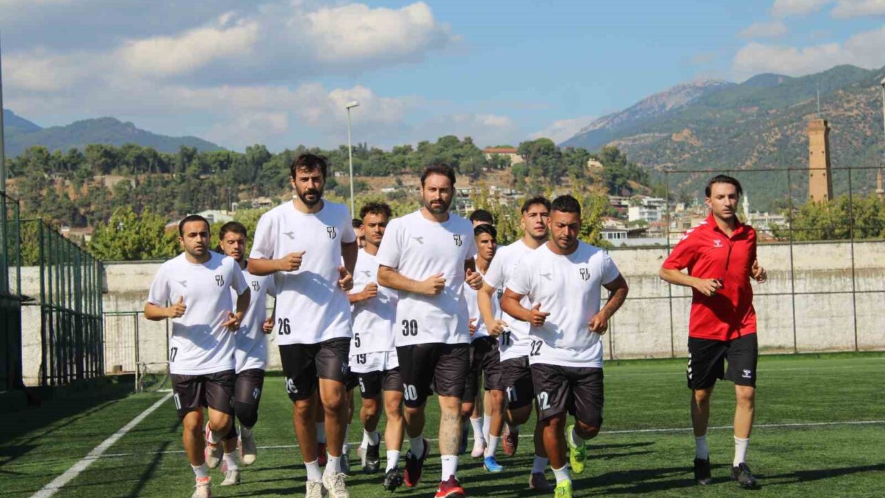 (ARŞİV FOTO) - BÖLGESEL AMATÖR LİG EKİPLERİNDEN AYDINSPOR, GEÇEN SEZON SİYAH-BEYAZLI FORMAYI GİYEN DURAN ADAGÜMELİ İLE YENİ SEZON İÇİN YENİDEN ANLAŞMA SAĞLADI.
