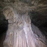 AYDIN’IN KUŞADASI İLÇESİNDE, İÇERİSİNDEKİ ASLAN GÖRÜNÜMÜNDEKİ DİKİT NEDENİYLE “ASLANLI MAĞARASI” OLARAK ADLANDIRILAN DOĞAL OLUŞUM, 110 METRELİK YAPISI, SARKIT VE DİKİTLERİYLE DİKKAT ÇEKERKEN, İLÇENİN GİZLİ HAZİNESİ TURİZME KAZANDIRILMAYI BEKLİYOR.