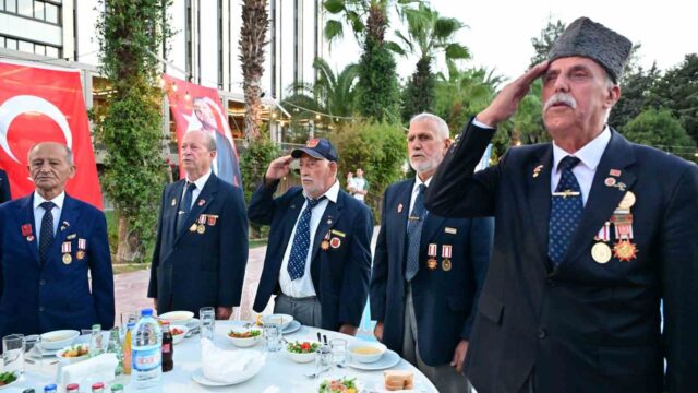MANİSA BÜYÜKŞEHİR BELEDİYESİ, 19 EYLÜL GAZİLER GÜNÜ DOLAYISIYLA GAZİ VE ŞEHİT AİLELERİ ONURUNA PROGRAM DÜZENLEDİ. SARUHAN OTEL’DE GERÇEKLEŞTİRİLEN PROGRAMDA, GAZİLER VE ŞEHİT AİLELERİ BİR ARAYA GELEREK ANLAMLI BİR BULUŞMA GERÇEKLEŞTİRDİ.