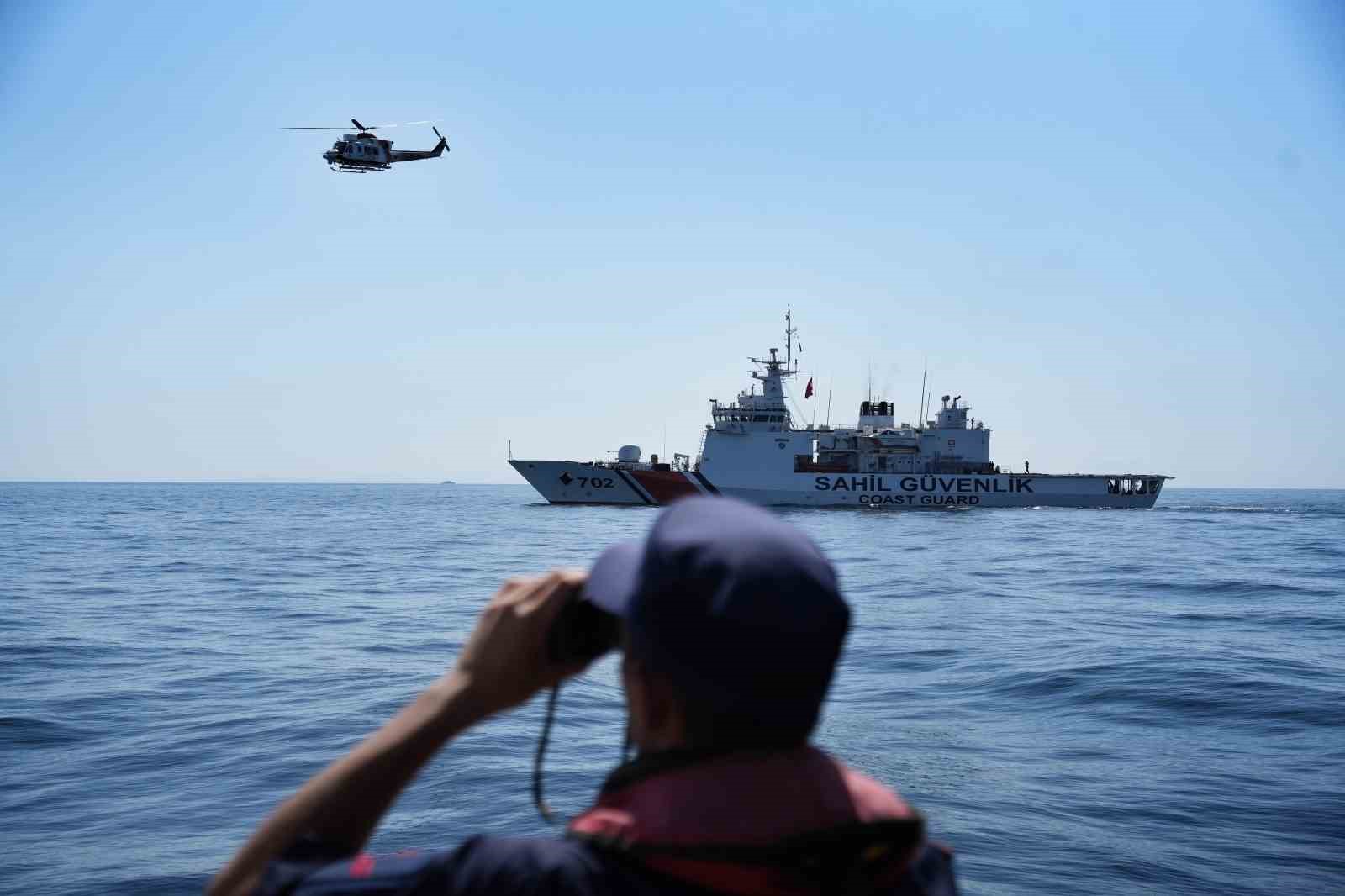 Sahil Güvenlik ekiplerinin helikopter destekli arama kurtarma çalışması böyle görüntülendi