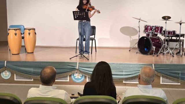 MANİSA BÜYÜKŞEHİR BELEDİYESİ KONSERVATUVARI BÜNYESİNDE KURULAN GENÇLİK SENFONİ ORKESTRASI (MAGSO), 14-27 YAŞ ARASINDAKİ GENÇ MÜZİSYENLERİN KATILDIĞI SEÇME MARATONUNU TAMAMLADI. ATATÜRK GENÇLİK MERKEZİ’NDE GERÇEKLEŞTİRİLEN SINAVLARDA YETENEKLERİNİ SERGİLEYEN GENÇLER, ORKESTRANIN YENİ ÜYELERİ OLABİLMEK İÇİN JÜRİ KARŞISINDA TER DÖKTÜ.