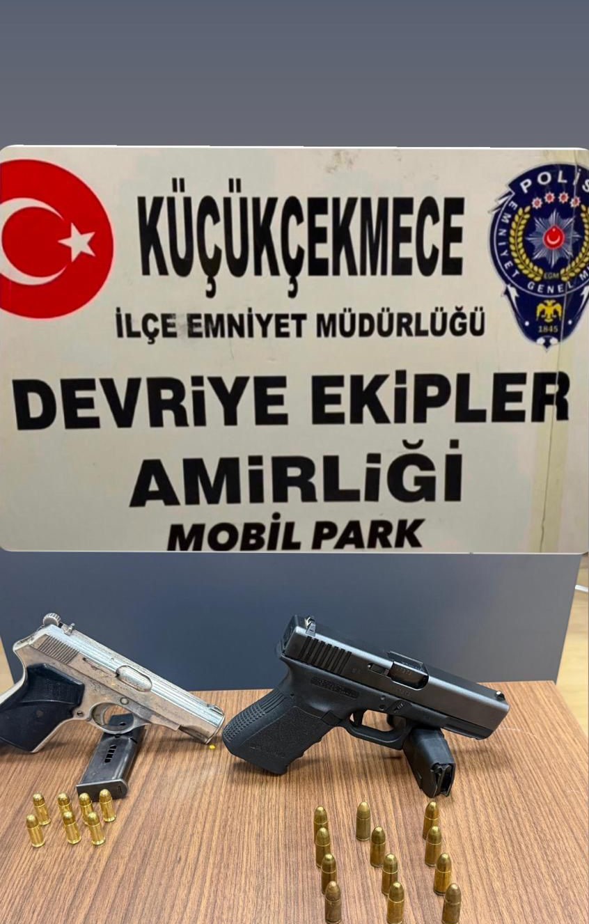 Küçükçekmece’de şüphe üzerine durdurulan araçtan silah ve çakar sistemi çıktı
