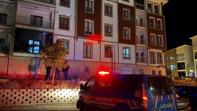 MANİSA’NIN KULA İLÇESİNDE, BALKONDA BULUNDUĞU SIRADA DENGESİNİ KAYBEDEN 17 YAŞINDAKİ KIZ, 3. KATTAN DÜŞEREK YARALANDI. VÜCUDUNDA ÇOK SAYIDA KIRIK OLUŞTUĞU ÖĞRENİLEN GENÇ KIZ, KULA DEVLET HASTANESİ’NDEKİ İLK MÜDAHALESİNİN ARDINDAN MANİSA CELAL BAYAR ÜNİVERSİTESİ HAFSA SULTAN HASTANESİ’NE SEVK EDİLDİ.
