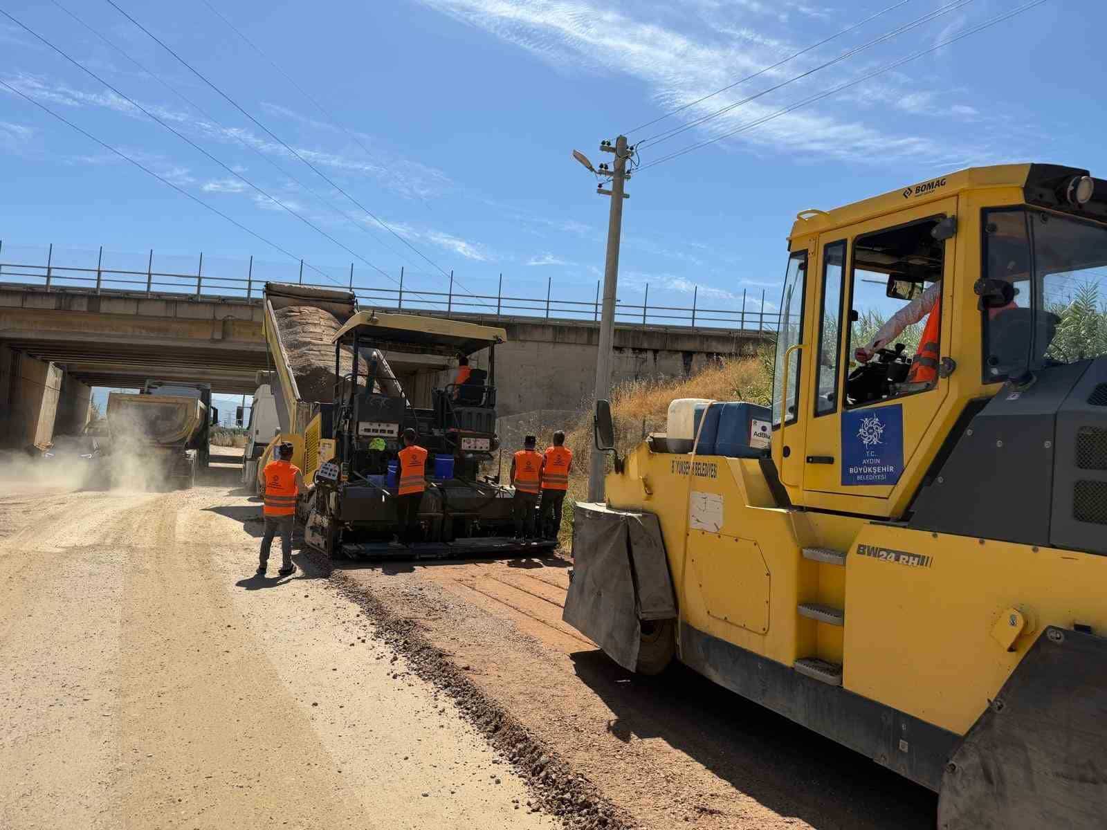 Aydın’ın 17 ilçesinde yol çalışmaları eş zamanlı sürüyor